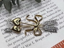 Broche con arco de corazón y flecha vintage firmado por Joan Rivers tono dorado con pedrería 💛