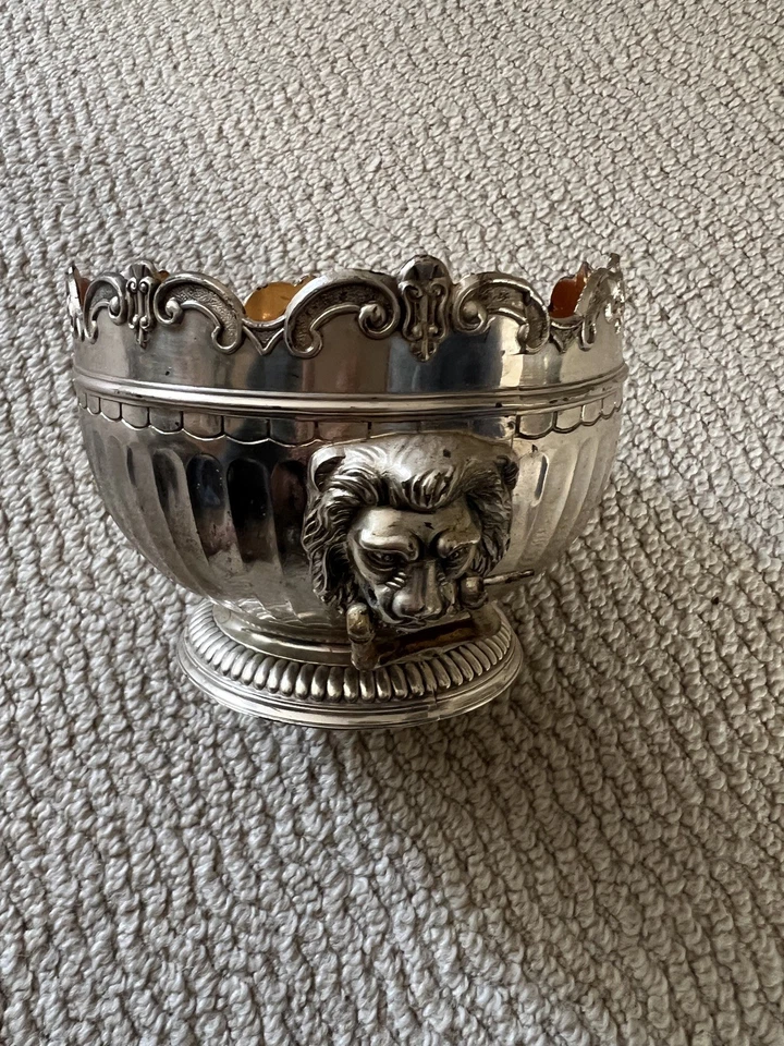 Corbell & Co Plato de Plata Pesado Georgiano Monteith Cuenco Cabeza de León Manijas Dorado Foto 3 de 4