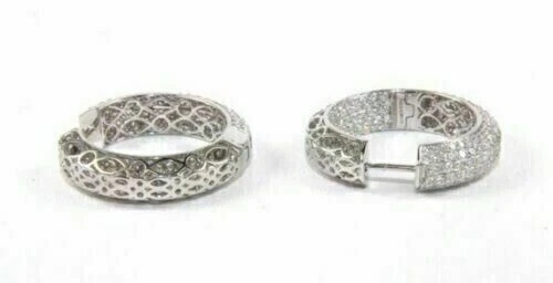 Pendientes de aro Huggie pavé de moissanita de corte redondo de 4 quilates enchapados en oro blanco de 14 k Foto 3 de 4