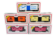 Lot of 5 HO 1/87 Model Power Freight Cars - Domino TH B Maine Central