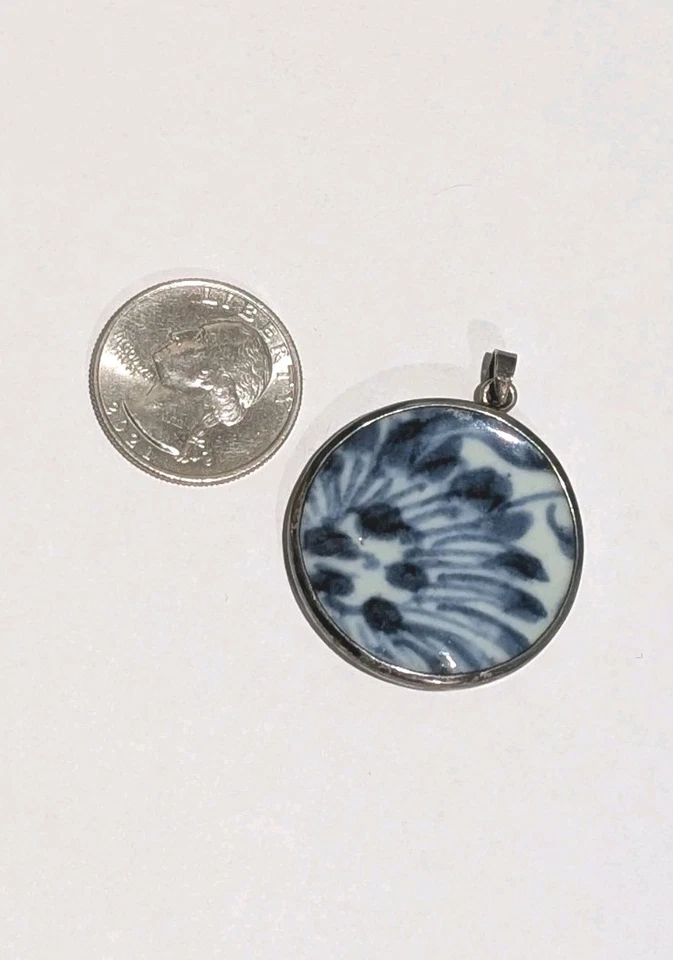 Antiguo colgante chino de plata de ley fragmento de cerámica de porcelana Ming azul blanco  Foto 2 de 3