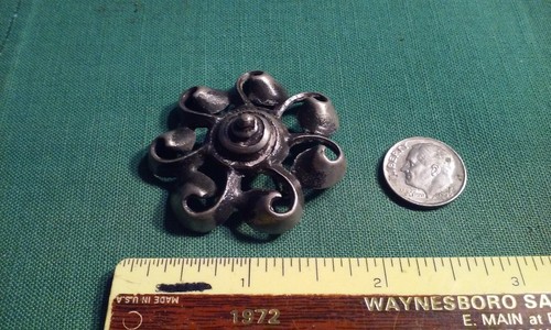 Broche prendedor de peltre diseño patrón remolino EF Eric Fransson firmado artesanalmente Suecia - Imagen 2 de 5