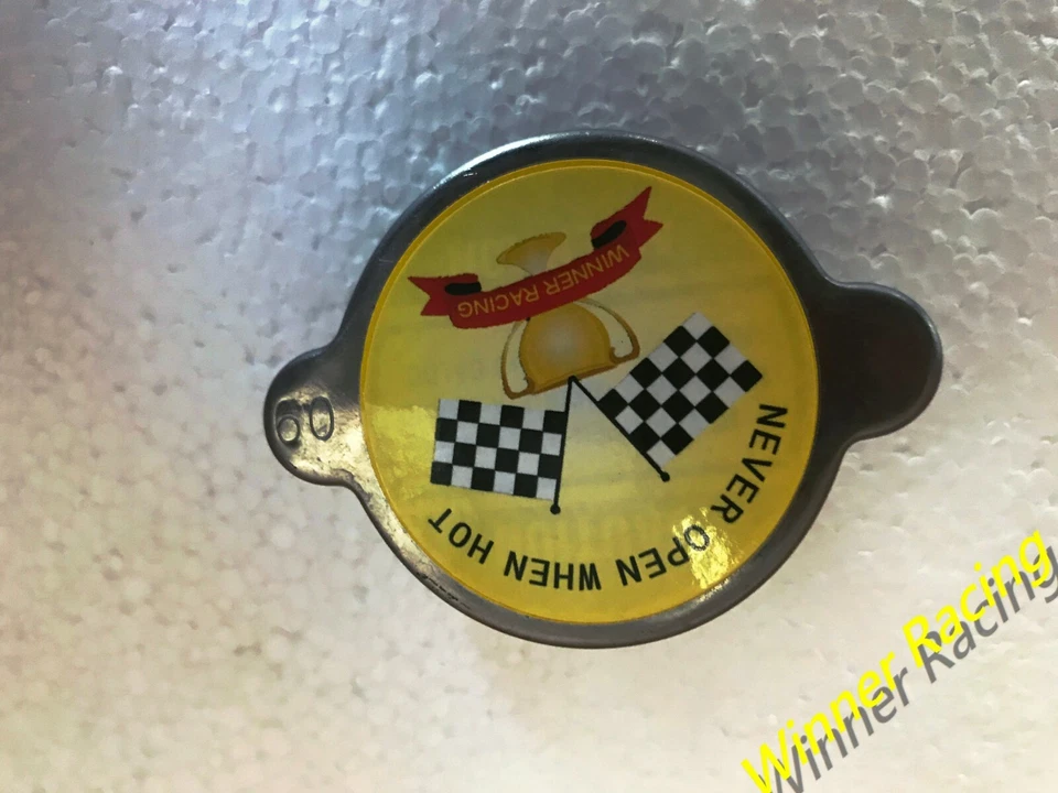 TAPA CROMADA 0,9 BAR 13 PSI/LBS APTA PARA AUTOS Y CAMIONETAS VINTAGE USDM/EUDM MG/TRIUMPH/MINI Foto 3 de 4