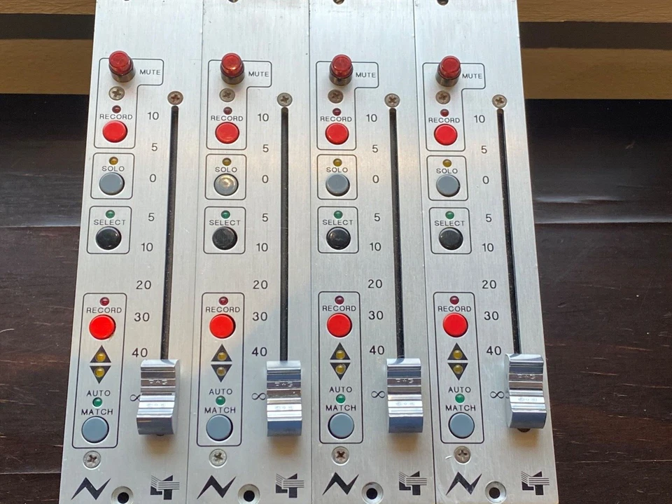 NEVE VR FLY FADERS, 30 DISPONIBLES Foto 2 de 4