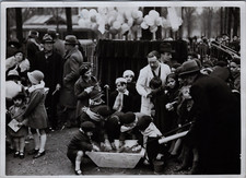 Paris, le théâtre Guignol au jardin du Luxembourg, Vintage press silver print, c