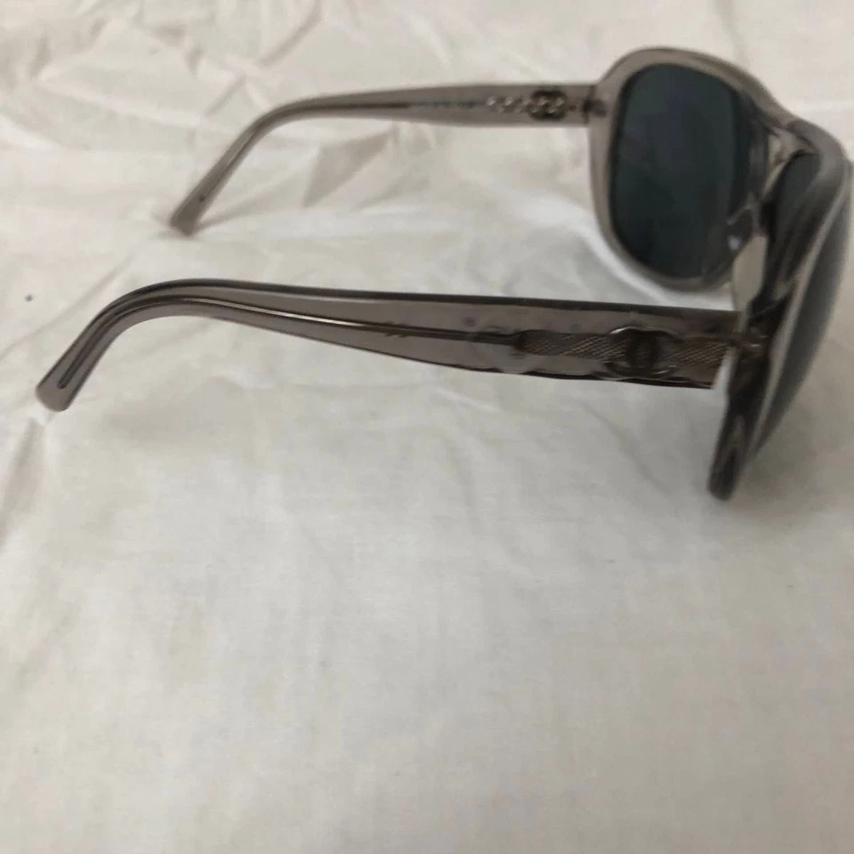 Auténticas gafas de sol de aviador Chanel Coco Mark Matelasse marco gris transparente Italia Foto 4 de 4