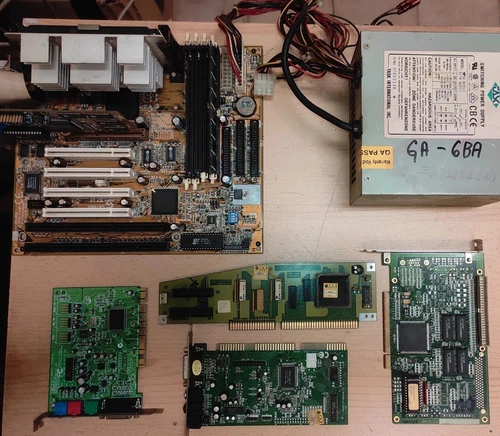 Vintage Slot 1 Motherboard Gigabyte GA-6BA, mit CPU, RAM,PCI Grafik, AT-Netzteil