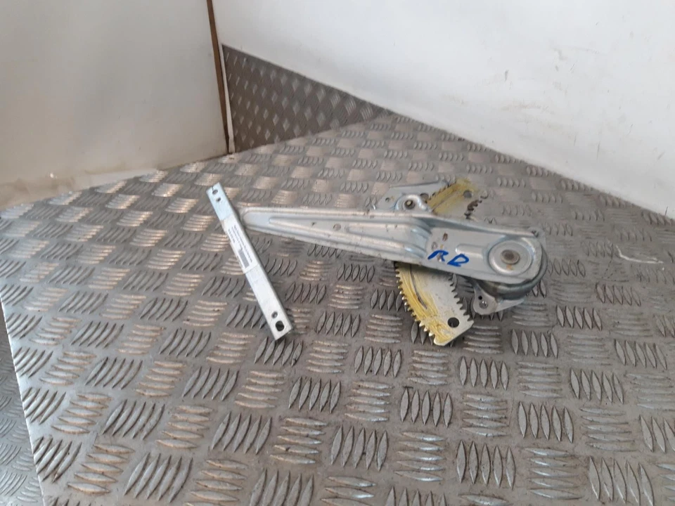 Regulador ventana manual trasero O/S conductor derecho Nissan Micra MK4 10-17 827201HB5A Foto 4 de 4