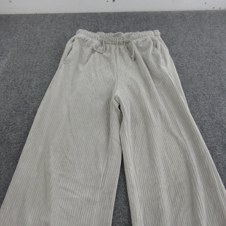 Pantalones deportivos Nike para mujer pequeños gris claro acanalados pierna ancha salón con cordón Foto 2 de 4