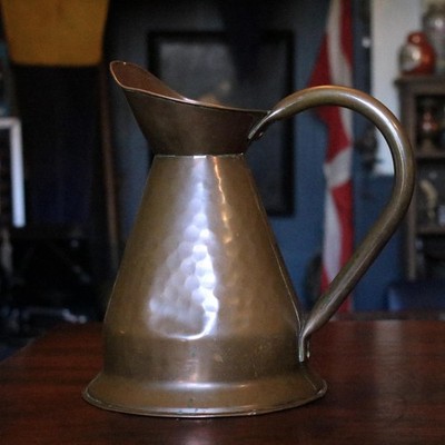Arts & Crafts Ewer Kanne aus gehämmertem Kupfer - 30 cm