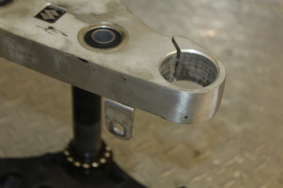 2006 SUZUKI BOULEVARD C50 FRONT FORKS CLAMP TRIPLE TREE STEM - Image 4 of 4