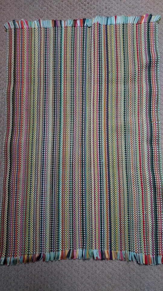 Alfombra de trapo tejida multicolor de colección decoración central de casa de campo 36x23 cocina Foto 2 de 4