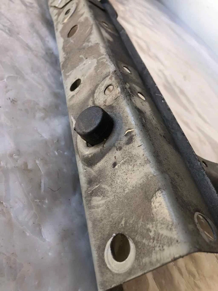 Nissan Leaf 2011 2012 parachoques delantero refuerzo viga de metal hatchback fabricante de equipos originales Foto 2 de 4