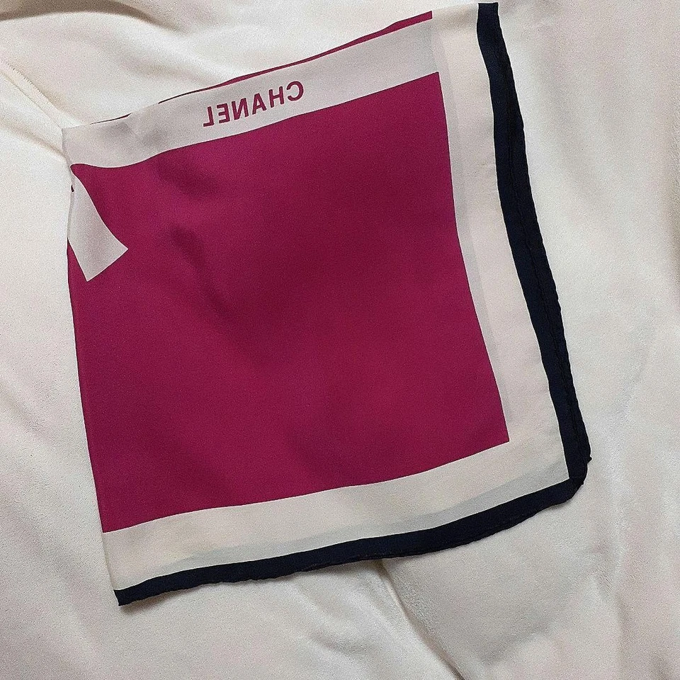 CHANEL Bufanda Cuadrada Roja Beige Cinta Negra 100% Seda Hecha en Italia Foto 2 de 4