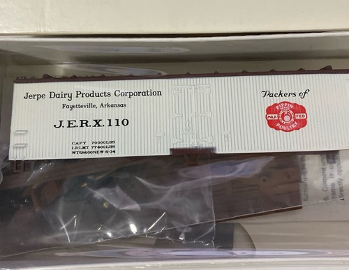 WALTHERS HO Scale J.E.R.X. 40' DS WOOD REEFER #1010 - Picture 3 of 3