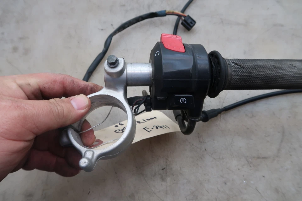 06 SUZUKI GSXR 1000 GAS RIGHT HANDLEBAR RUN START CONTROL E-2491 Foto 2 de 4
