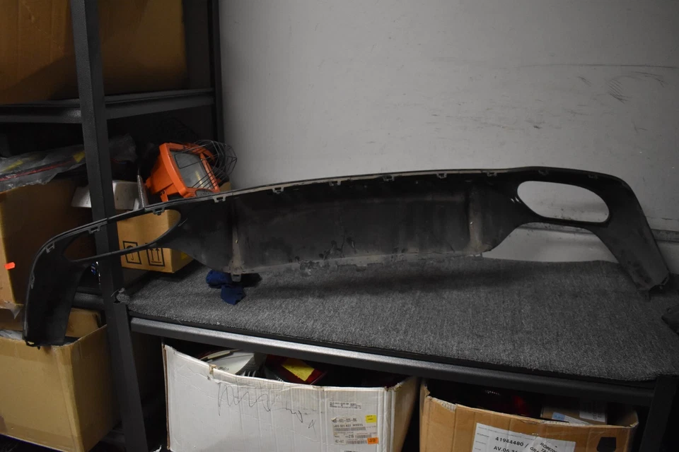 Mercedes Benz E63 AMG S 4MATIC 2018-2020 panel de ajuste de cenefa trasera OEM de fábrica Foto 4 de 4