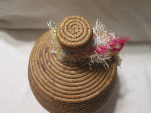 Cesta con tapas de hierba en espiral vintage Yupik Alaska Hooper Bay - Imagen 4 de 12