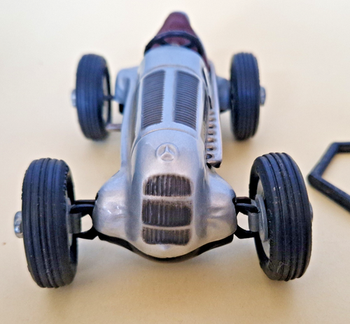 Schuco Studio 1050 Blechspielzeug Mercedes Rennauto mit Uhrwerk u. Zubehör 70er - Bild 5 von 8