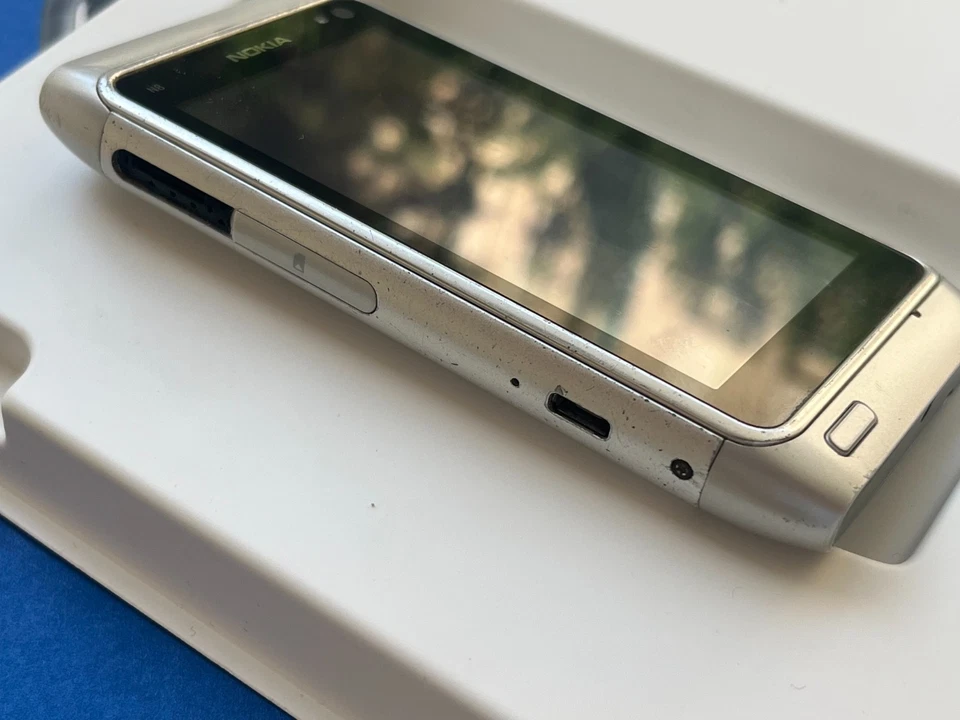 Genuine Nokia N8 - 16 GB - Silver (Unlocked) GSM Retro Finland Mobile phone - Image 3 of 4