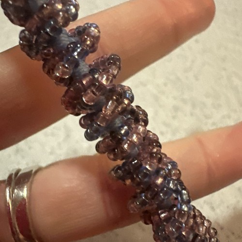 Perlen Twist Haargummi - lila Perlen mit blauem dehnbarem Haargummi innen - Bild 9 von 15