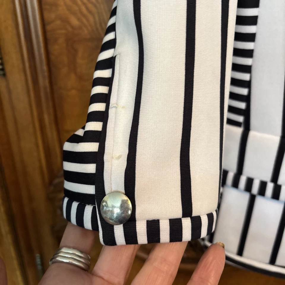 Chaqueta ALBERTO MAKALI Rayas Blancas y Negras Hermosa Adelgazante (favorita) Talla 12 Foto 3 de 4