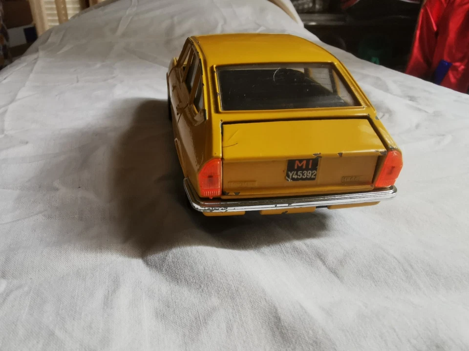 burago lancia Beta berlina scala 1/24 di un raro colore giallo no polistil - Immagine 4 di 4