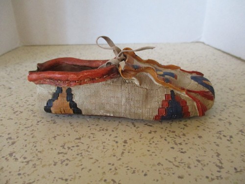 NATIVE AMERICAN MOCCASIN, MINIATURE SHOE, DETAILED, RIGHT, FOOT, 5"X2", REPRO - Picture 3 of 6