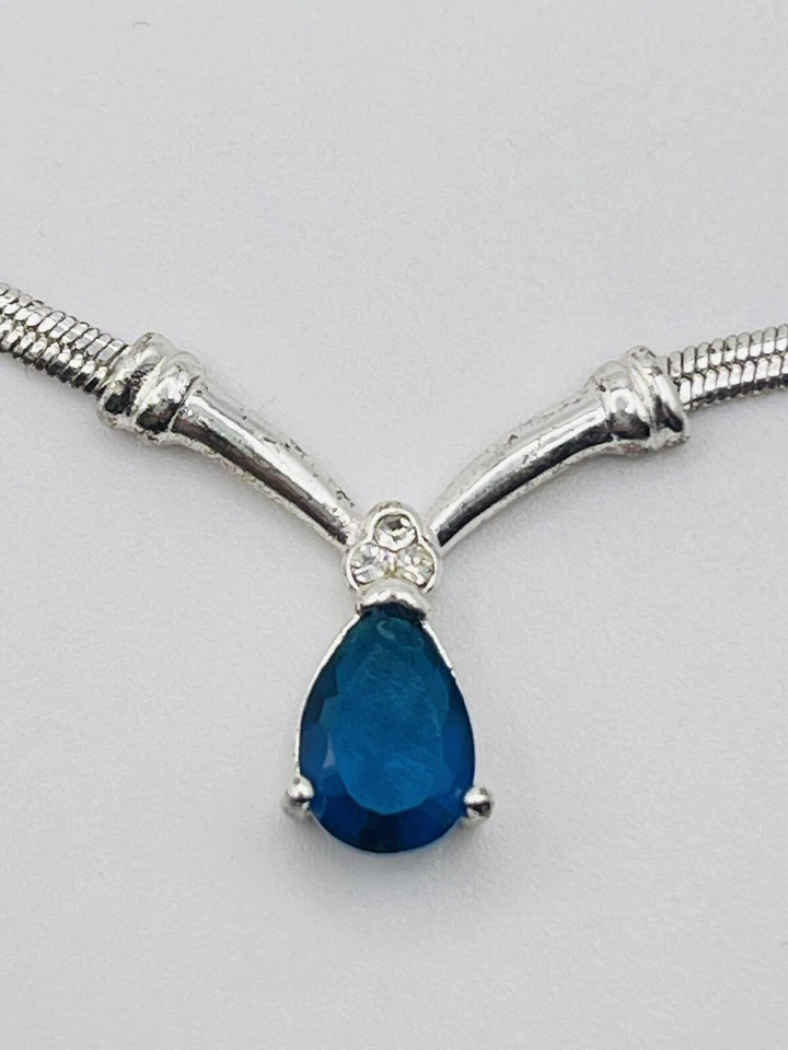 Collar Firmado Avon 2003 Facetado Forma de Pera Imitación Vidrio Zafiro Tono Plata Foto 2 de 4