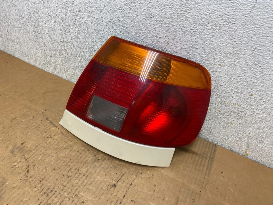 Оригинальный правосторонний задний фонарь для седана Audi A4 1996–1997 годов выпуска N6408 DW - Изображение 2 из 4