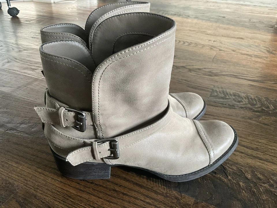 Botas femininas Rocket Dog 9 botas de tornozelo bege camurça salto bloco fivela casual - Imagem 2 de 4