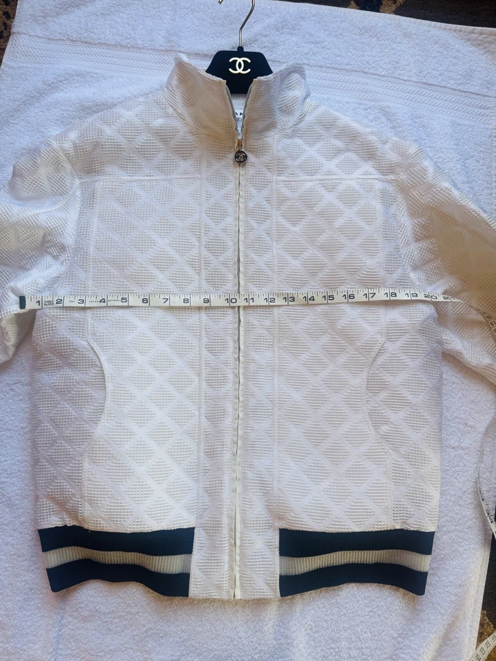 Chaqueta bomber Chanel 2018 Pre Spring 42 venta al por menor por $3150. Se vende por $2499. Foto 4 de 4