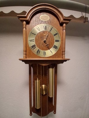 Wandpendeluhr Tempus Fugit mit Kettenzug und Gewichten