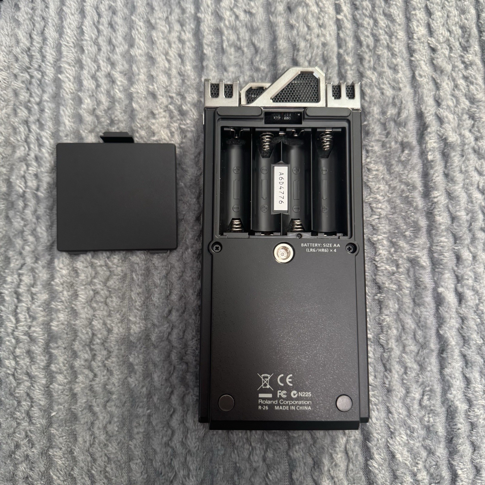 Roland R-26 6-Channel Digital Field Audio Recorder With Box And Cable Tested