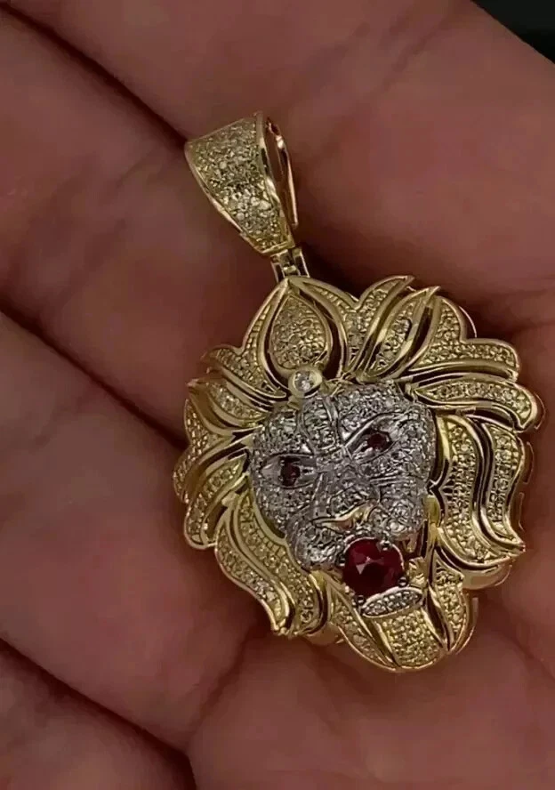 Colgante de león rubí creado en laboratorio de corte redondo de 4 quilates para hombre acabado dorado de dos tonos de 14 quilates Foto 3 de 3