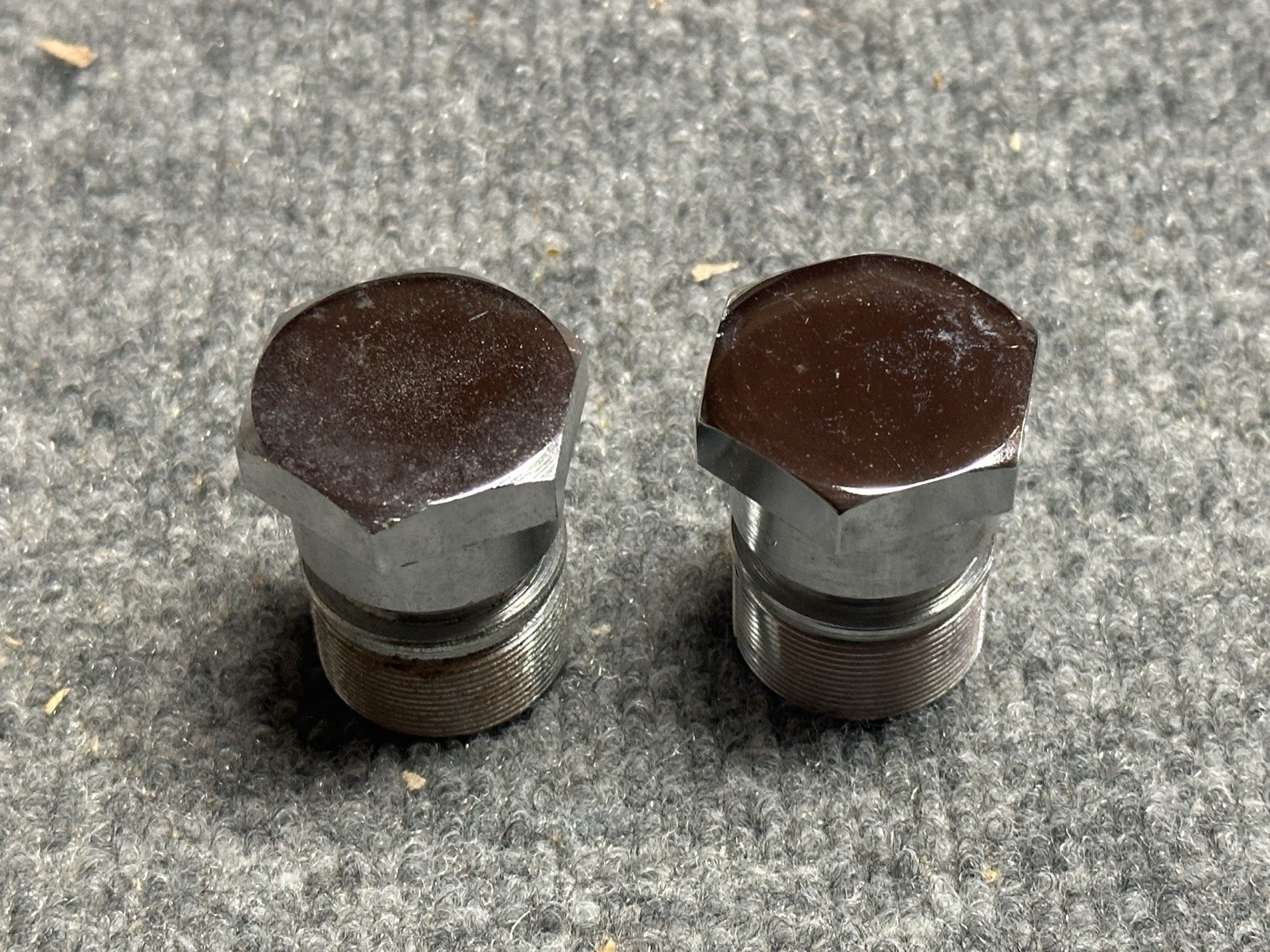 NOS 2x YAMAHA DS7 R5 XS1 XS2 FORK TOP BOLTS CAPS 256-23111-6