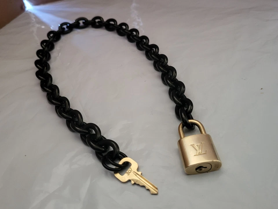 Auténtico candado Louis Vuitton llave y collar de acero inoxidable negro sin marca Foto 4 de 4