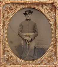 1860s ARMED CIVIL WAR CAVALRY SOLDIER TINTYPE PHOTO - DRAGOON SABER / SWORD