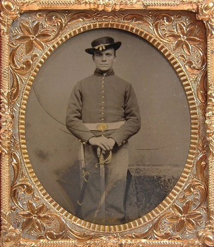 1860s ARMED CIVIL WAR CAVALRY SOLDIER TINTYPE PHOTO - DRAGOON SABER / SWORD