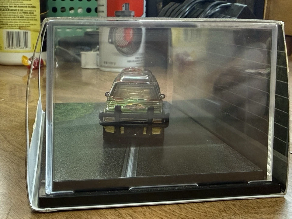 Matchbox GRJ33 1 64 Die Cast Jurassic Park 1993 Ford Explorer w/Display Case - Image 2 of 4