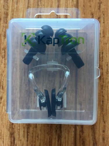 Nuevo conjunto de gorras de natación Kaptron con tapones para los oídos y clip para nariz gorras de baño negras - Imagen 2 de 5