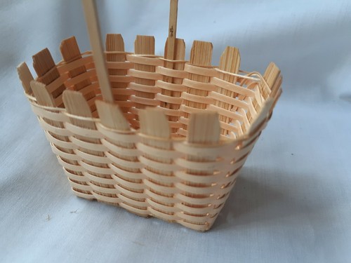 Tiny Wicker Basket Bamboo Cute Mini Vintage Dollhouse Handmade Décor Cake Flower - Picture 2 of 9