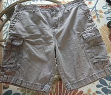 UNIONBAY QUALITY MADE SPORTSWEAR ARMY GREEN CARGO SHORTS IN MEN;S SIZE 40X10