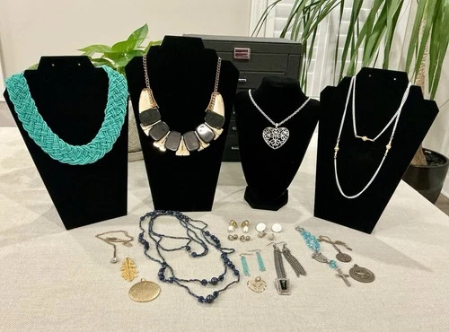 Vintage Costume Jewelry 19 pc Lot Necklaces Pendants Earrings No Reserve #40