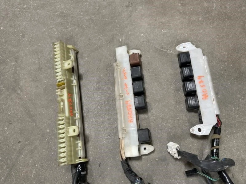 06 Isuzu NPR Varios RELÉS Parte superior del tablero GAS 6.0 Enviado l 29323 Foto 2 de 4