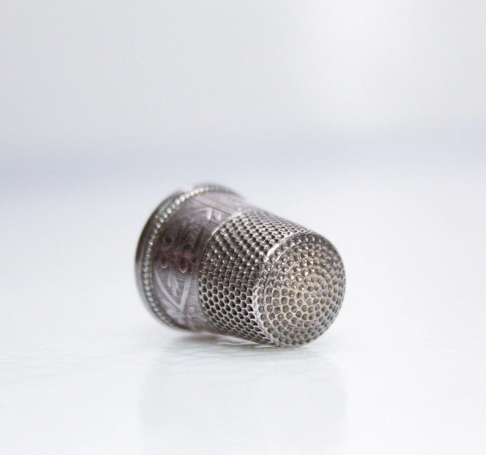 Antiguo dedal de costura grabado en plata de ley talla 9 con sello Foto 3 de 4