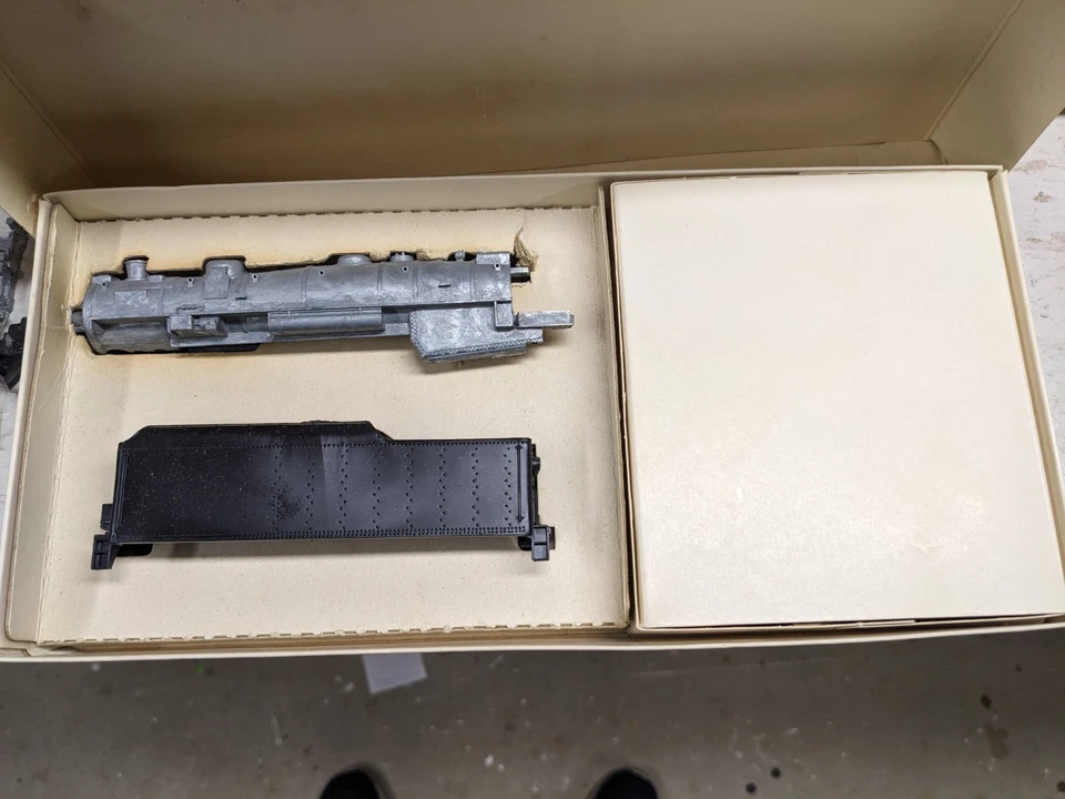 HO Mantua/Tyco 4-6-2 Pacific steam locomotive kit Undec. - Image 4 of 4