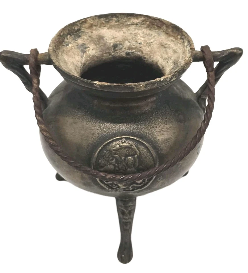 Antiguo caldero trípode de bronce Foto 2 de 4
