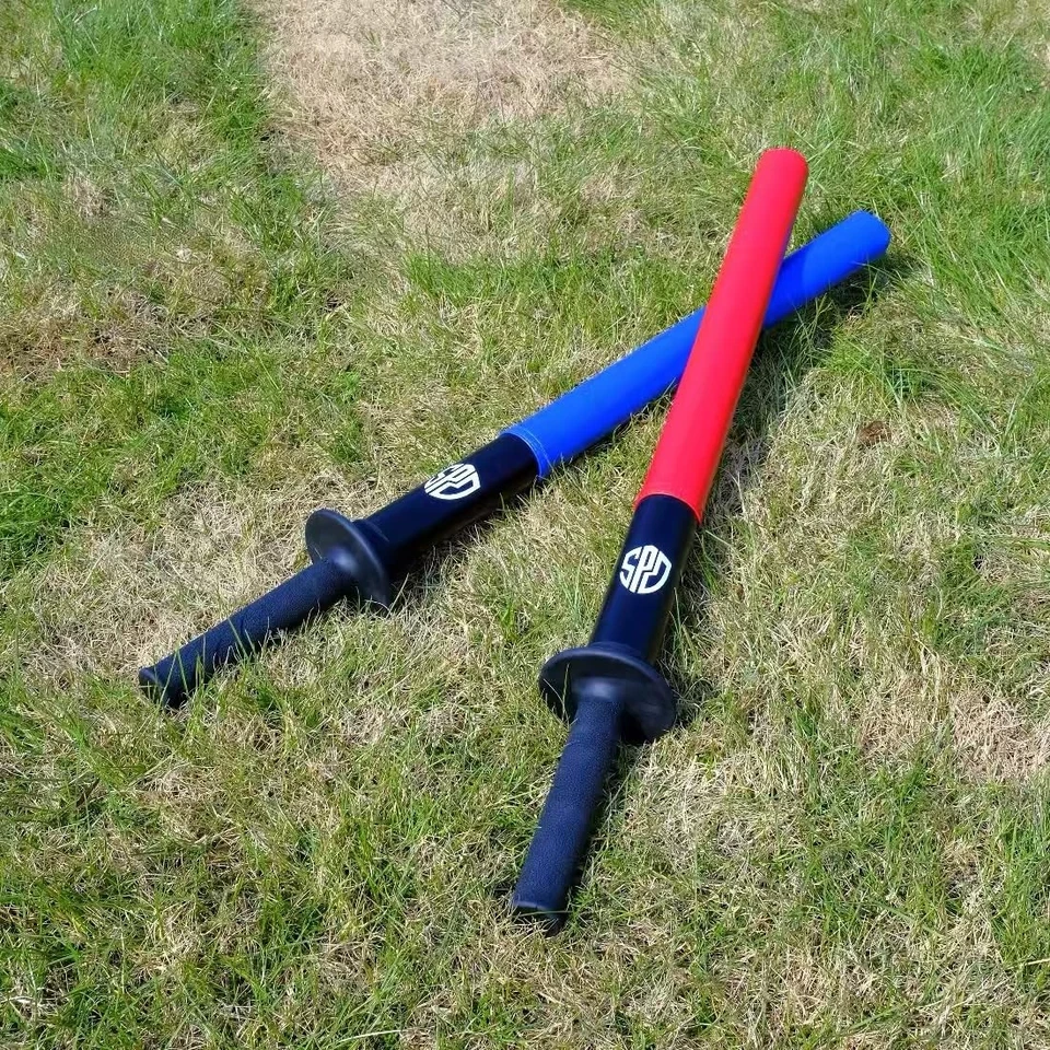 Juego de 2 espadas de espuma de 27,5 pulgadas en total (rojo y azul, 27) Foto 4 de 4