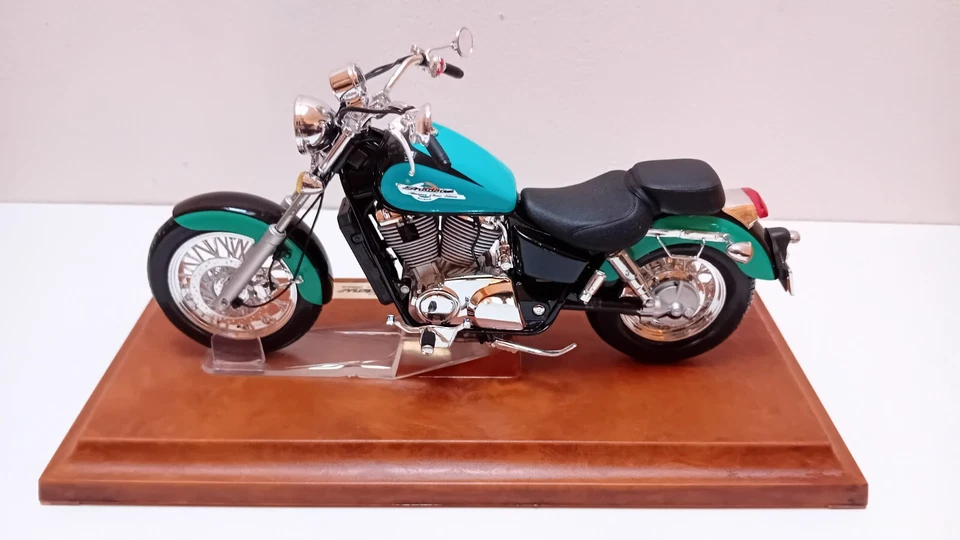 Maisto Honda VT1100C2 Shadow American Classic Edition Scala 1:10 - Immagine 3 di 4